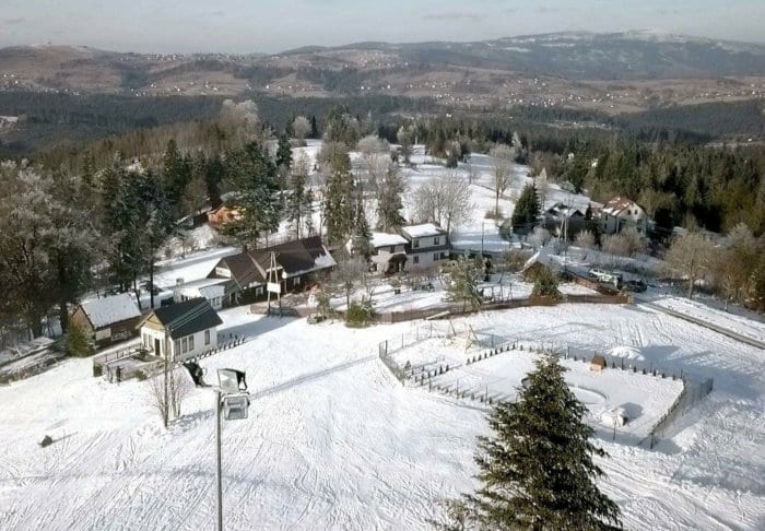 Widok na obiekt Swojskie Klimaty z lotu ptaka zimą
